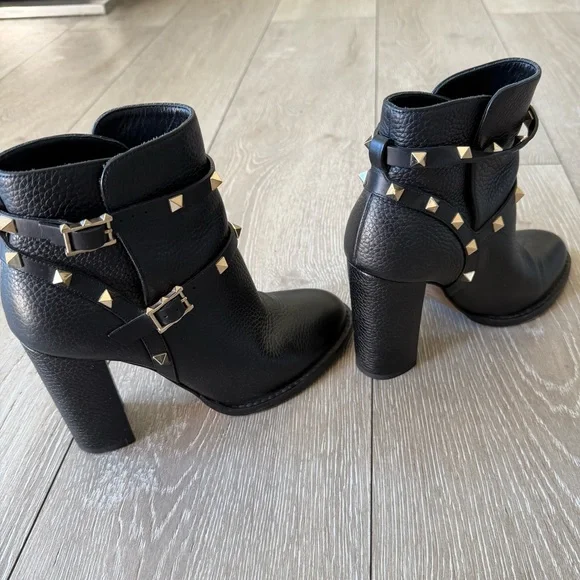 Valentino Garavani Black Grained Leather Rockstud Block Heel Ankle Boot - Picture 2 of 15